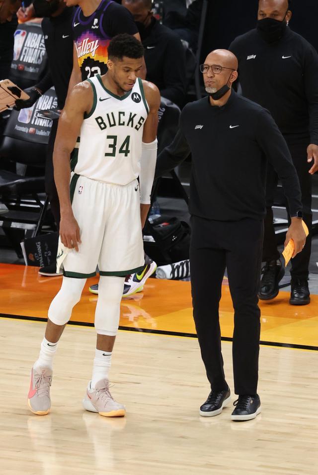 kaiyun-运动家精神！字母哥夺冠后邀请蒙蒂来更衣室讲话